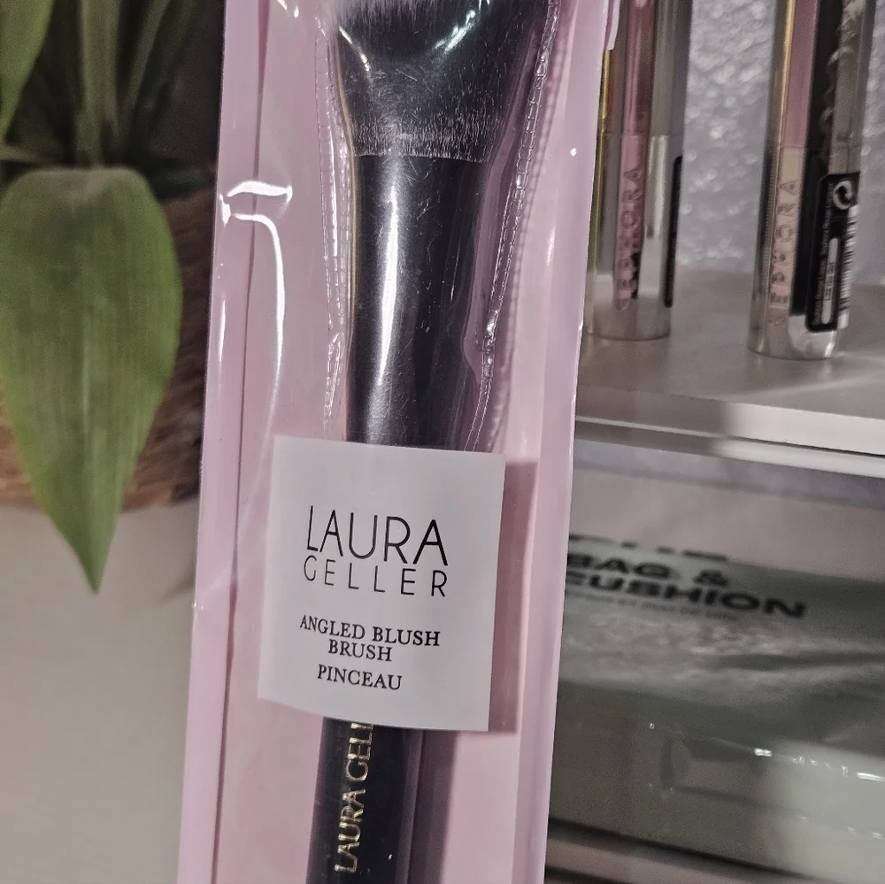 Laura Geller Angled Blush Brush - Black - Picture 8 of 10